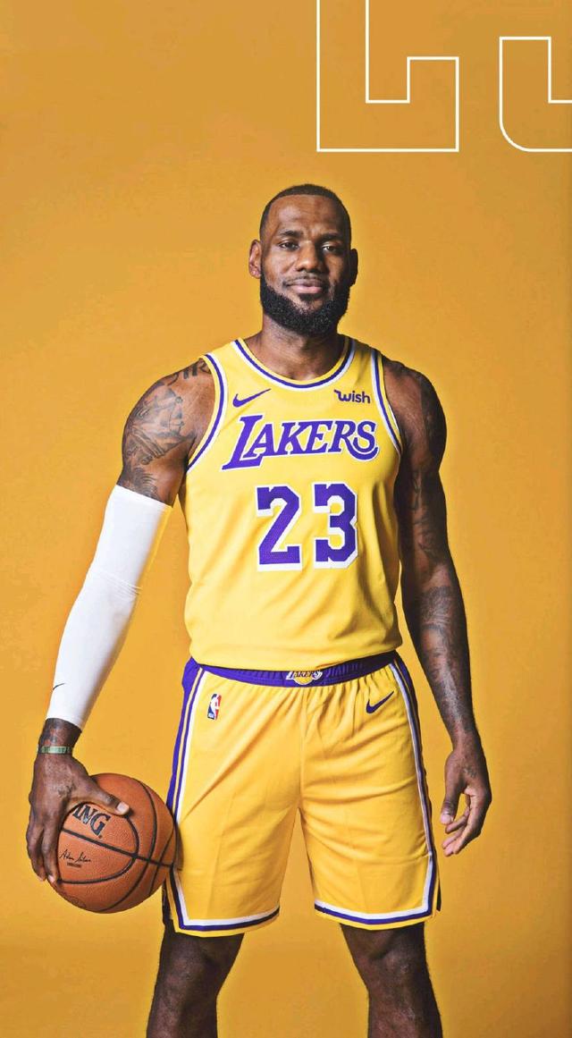 球迷调侃詹姆斯没头发，后者回应：你知道我有，而且多的是