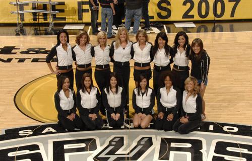 球迷沸腾：这球吹了也太离谱