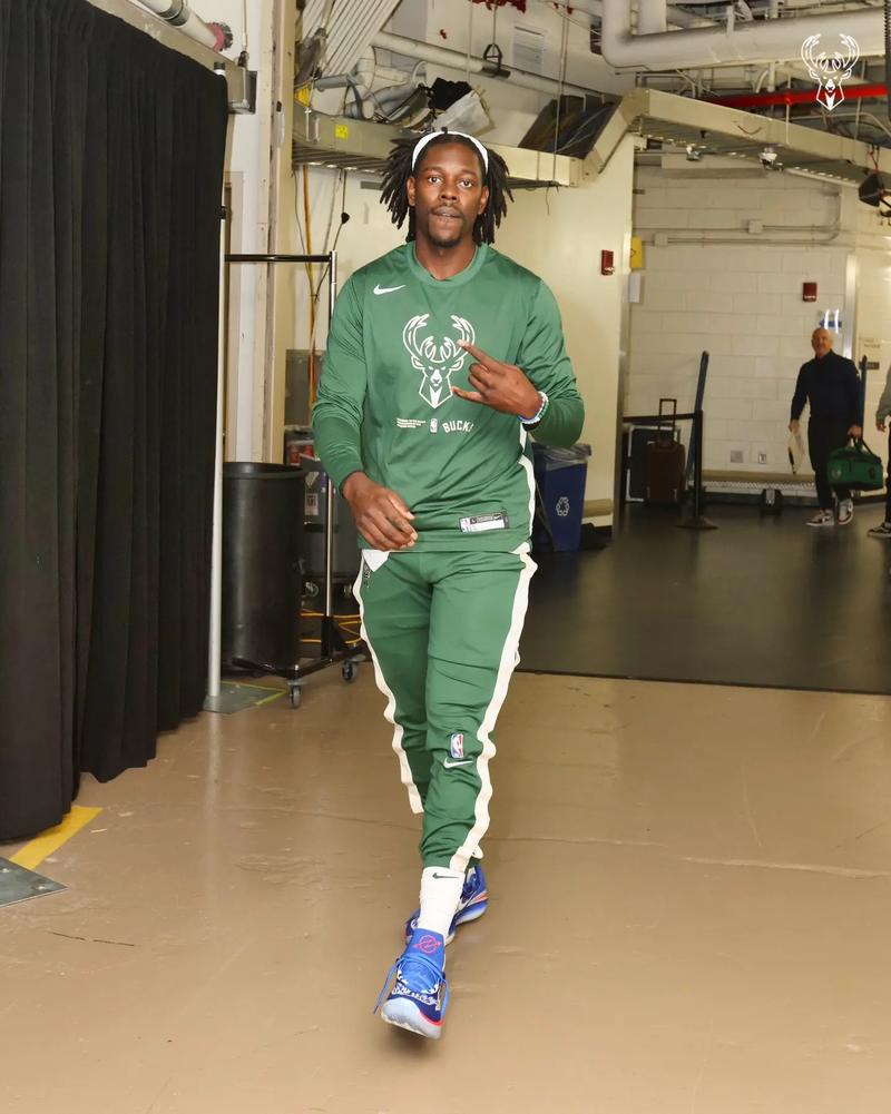 记者：曼城与赫罗纳就外租维托尔-雷斯的谈判进展越来越顺利