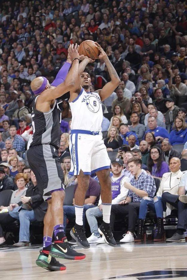 足球英超双红会爆发冲突，多人吃黄牌