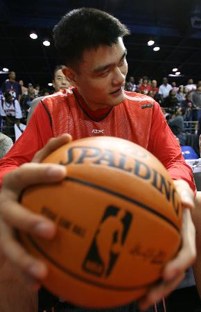 莲湖区机场小学：飞翔少年勇拼搏 绿茵场上展风采