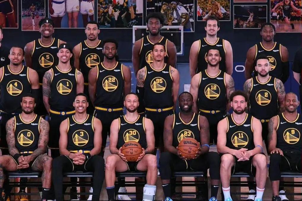 最快百球先生！哈兰德领取英超100球纪念球