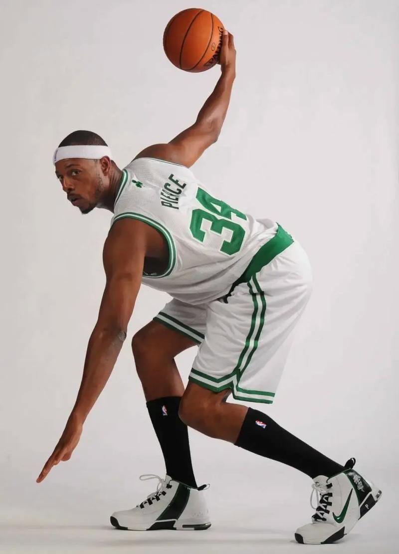 复盘米兰0-1被淘汰：射手隐身后场失准，没有魔笛红黑军团不会踢